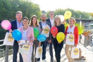 Heimat shoppen 2019 Das Bild zeigt die Kooperationspartner der Aktion „Heimat shoppen“ aus Rheine (v.l.): Oliver Rothe (Handelsverein), Susanne Schmidt (Handelsverein), Marike Thien (EWG), Patrick Stürmer (Emsgalerie), Hendrik Welp (EWG), Birgit Rudolph (Rheine.Tourismus.Veranstaltungen), Elisabeth Brügge (Handelsverein)